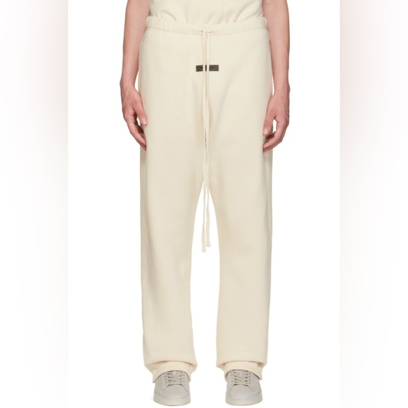 BNWT Men’s Fear of God Essentials Relaxed Sweatpant
Egg Shell XXL & XL - Picture 9 of 13